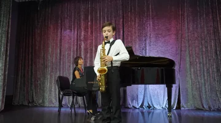 И звуки музыки прекрасной.